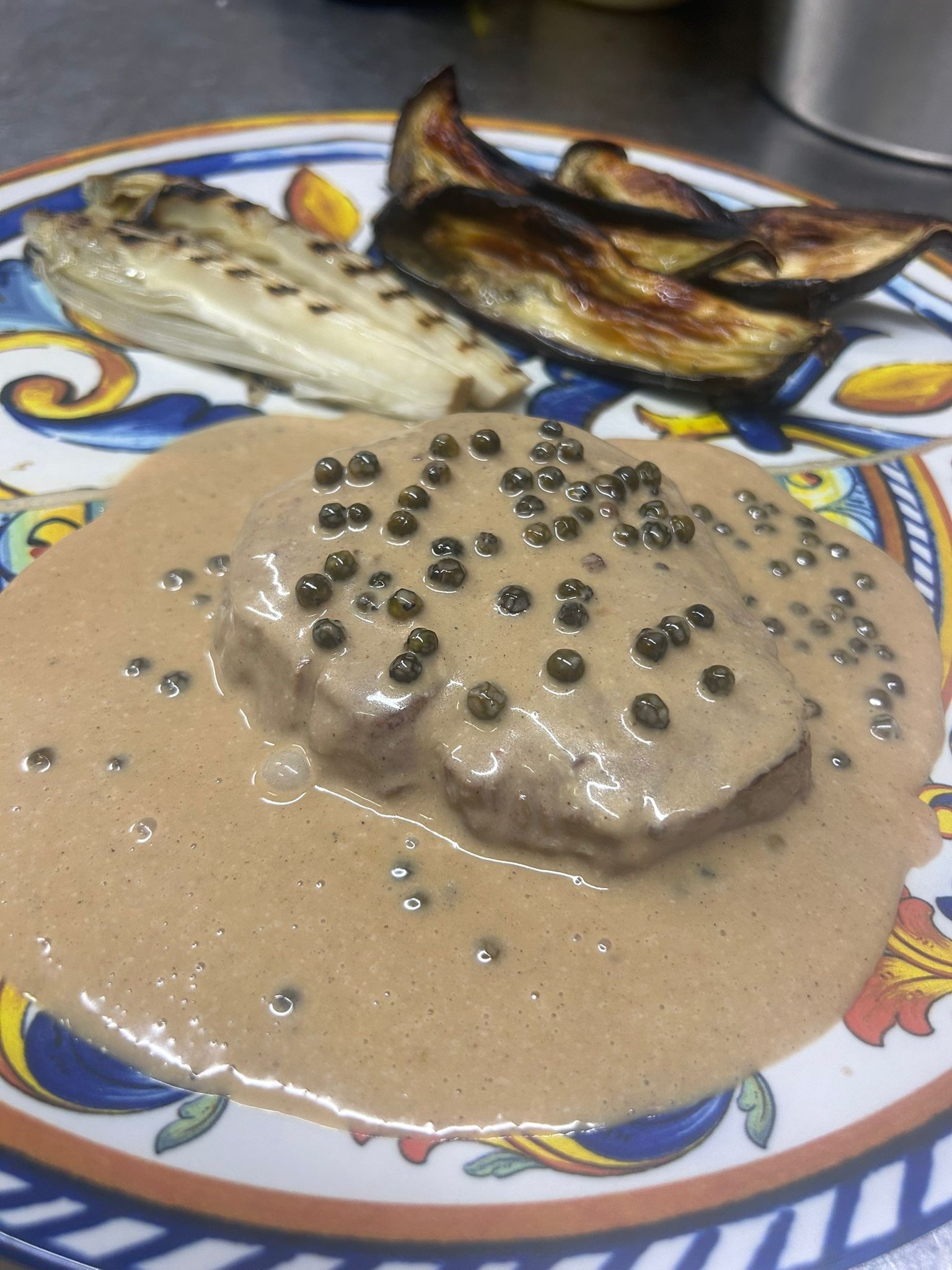 Filet de boeuf sauce au poivre vert - Amici Miei | Livraison Cuisine Italienne & Méditerranéenne à Monaco