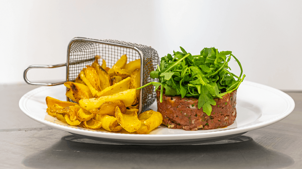 Tartare de bœuf & frites (Français ou Italien) - Amore Mio | Livraison Sandwichs & Salades à Monaco, Cap-d'Ail & Beausoleil