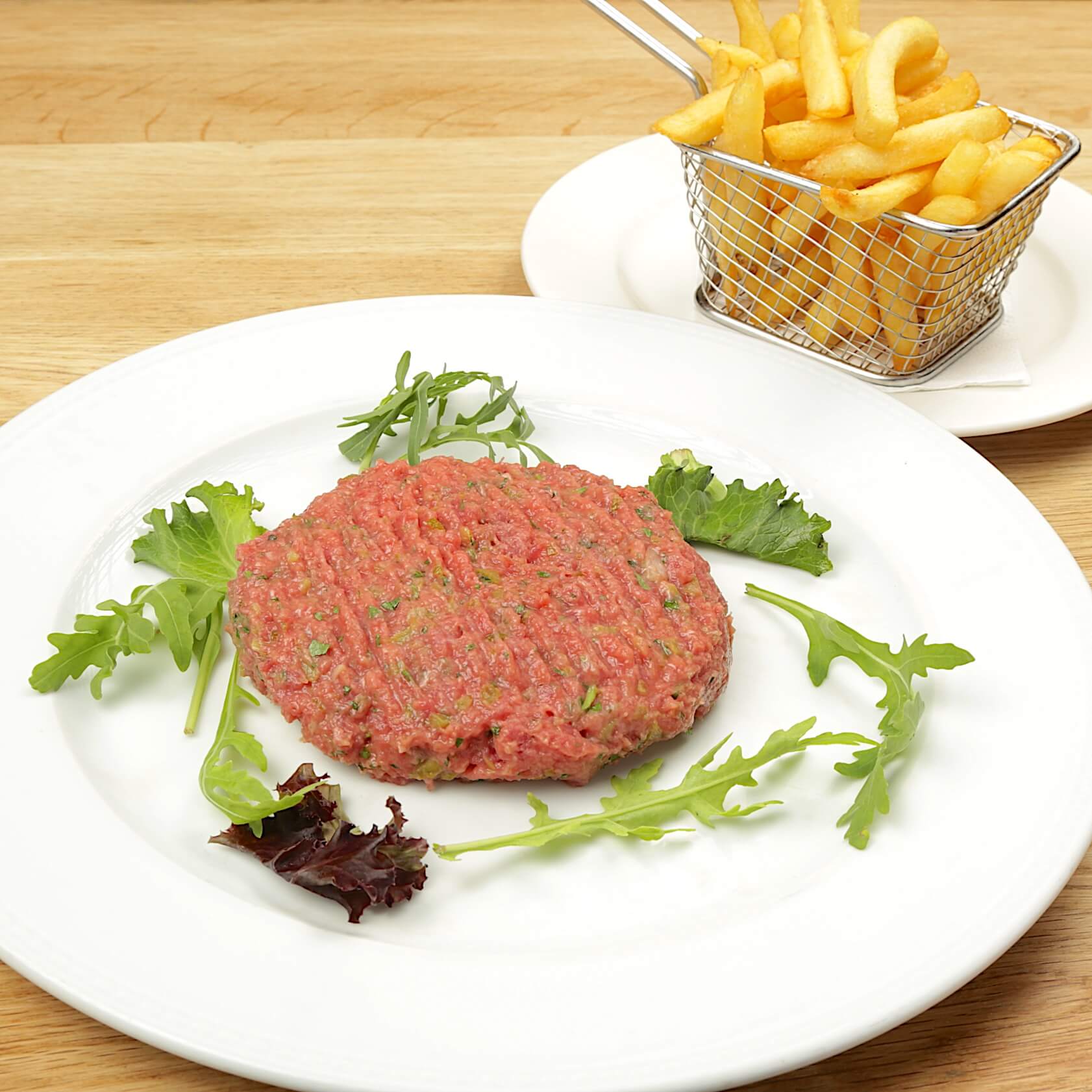 Tartare de boeuf à la française et frites - Bella Vita | Livraison Cuisine Italienne & Française à Monaco, Cap-d'Ail & Beausoleil