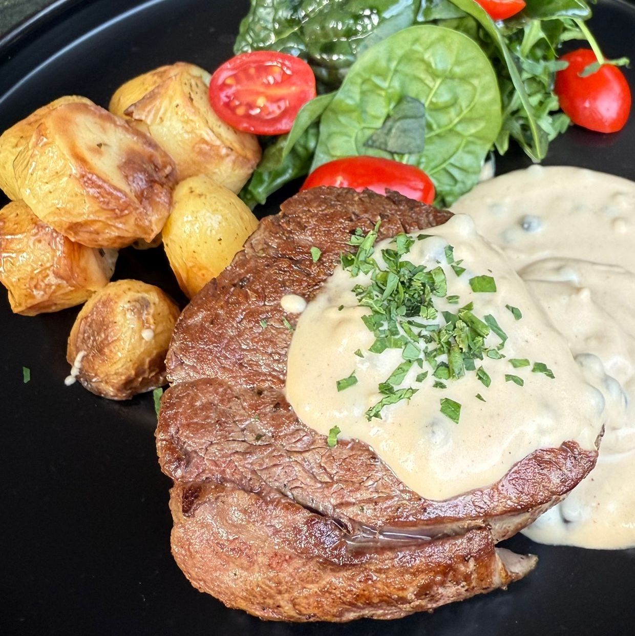 Beef tenderloin with green pepper sauce - L'Ardoise