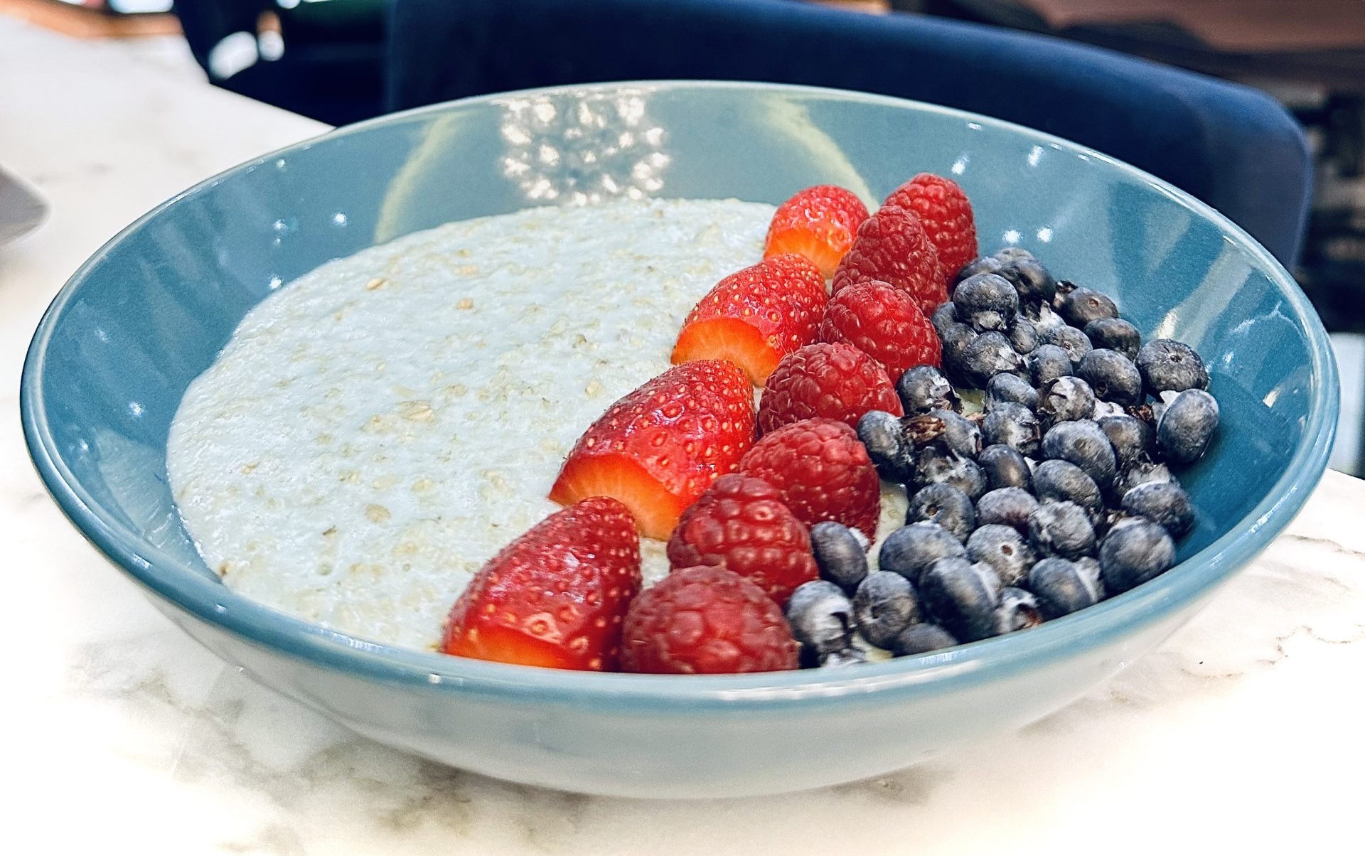 Blue matcha porridge with berries - Bubble Bar