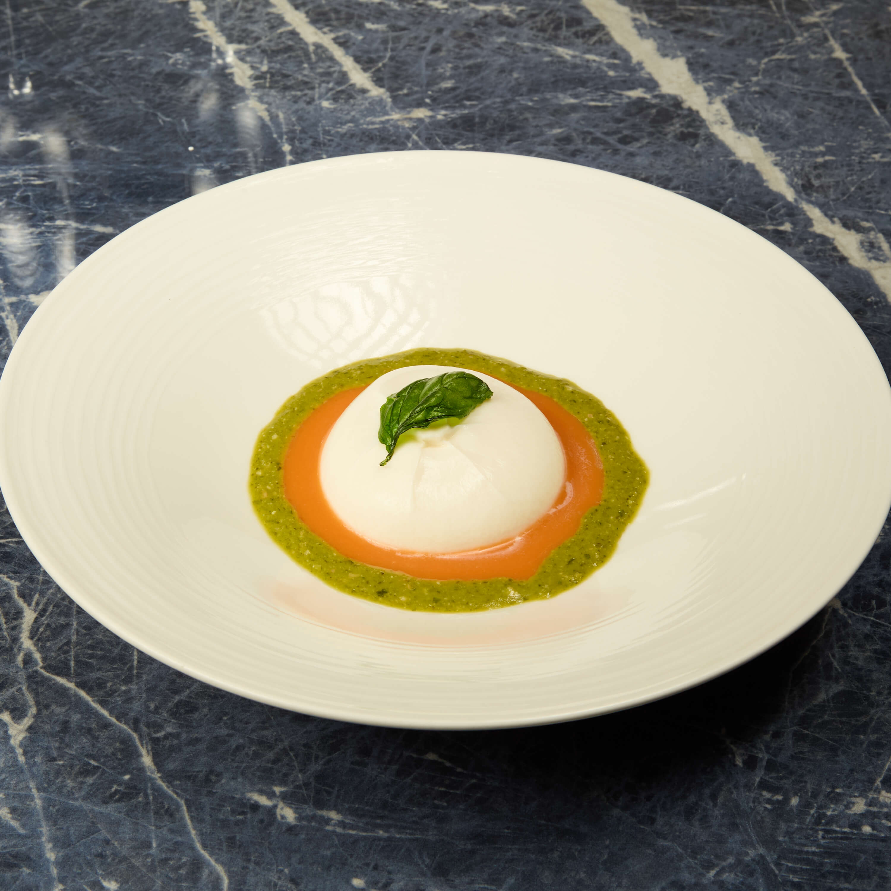 Burrata, coulis de tomate & pesto - Avenue 31 | Livraison Cuisine Méditerranéenne à Monaco