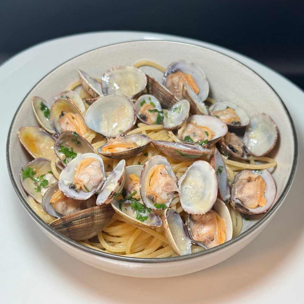 Clams Spaghetti - Huit et Demi Food Delivery | Gourmet Italian & French Cuisine in Monaco