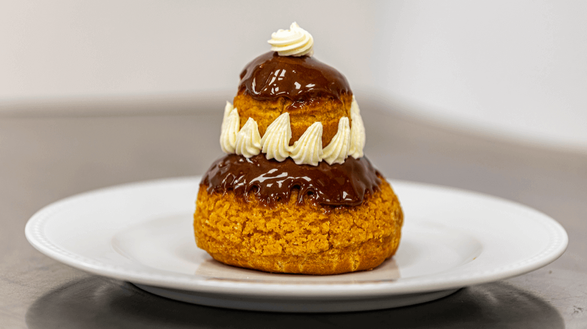 Dessert - Religieuse au chocolat - Amore Mio | Livraison Sandwichs & Salades à Monaco, Cap-d'Ail & Beausoleil