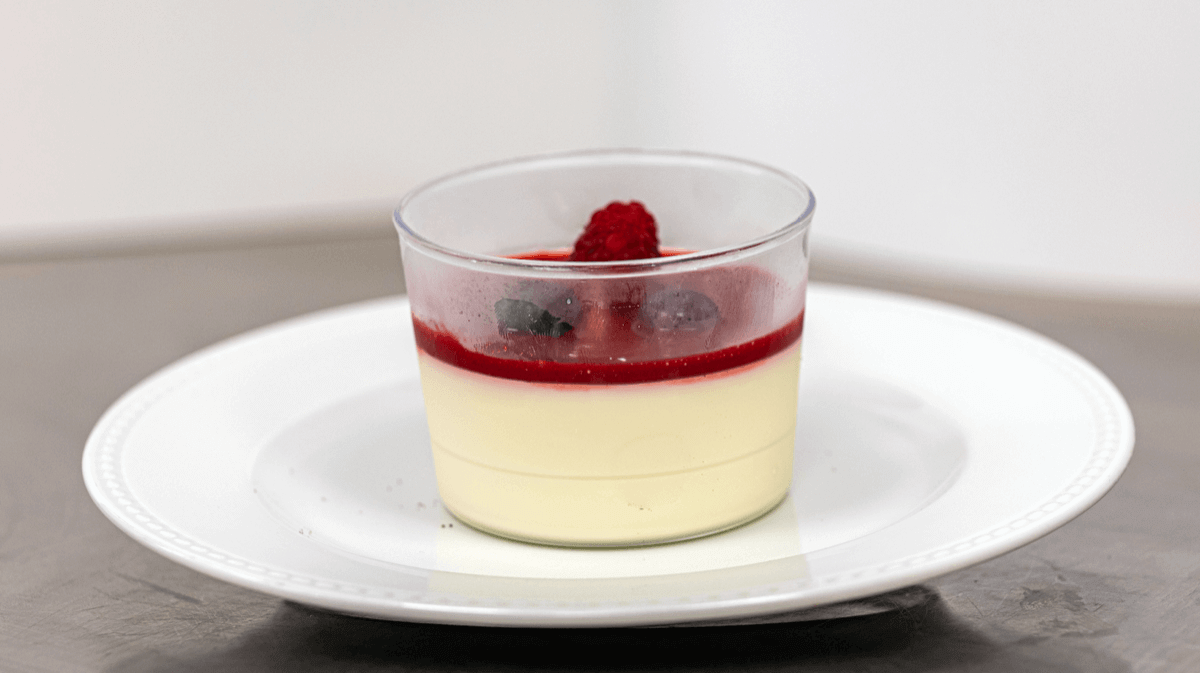 Dessert - Panna cotta, coulis de fruits rouges - Amore Mio | Livraison Sandwichs & Salades à Monaco, Cap-d'Ail & Beausoleil