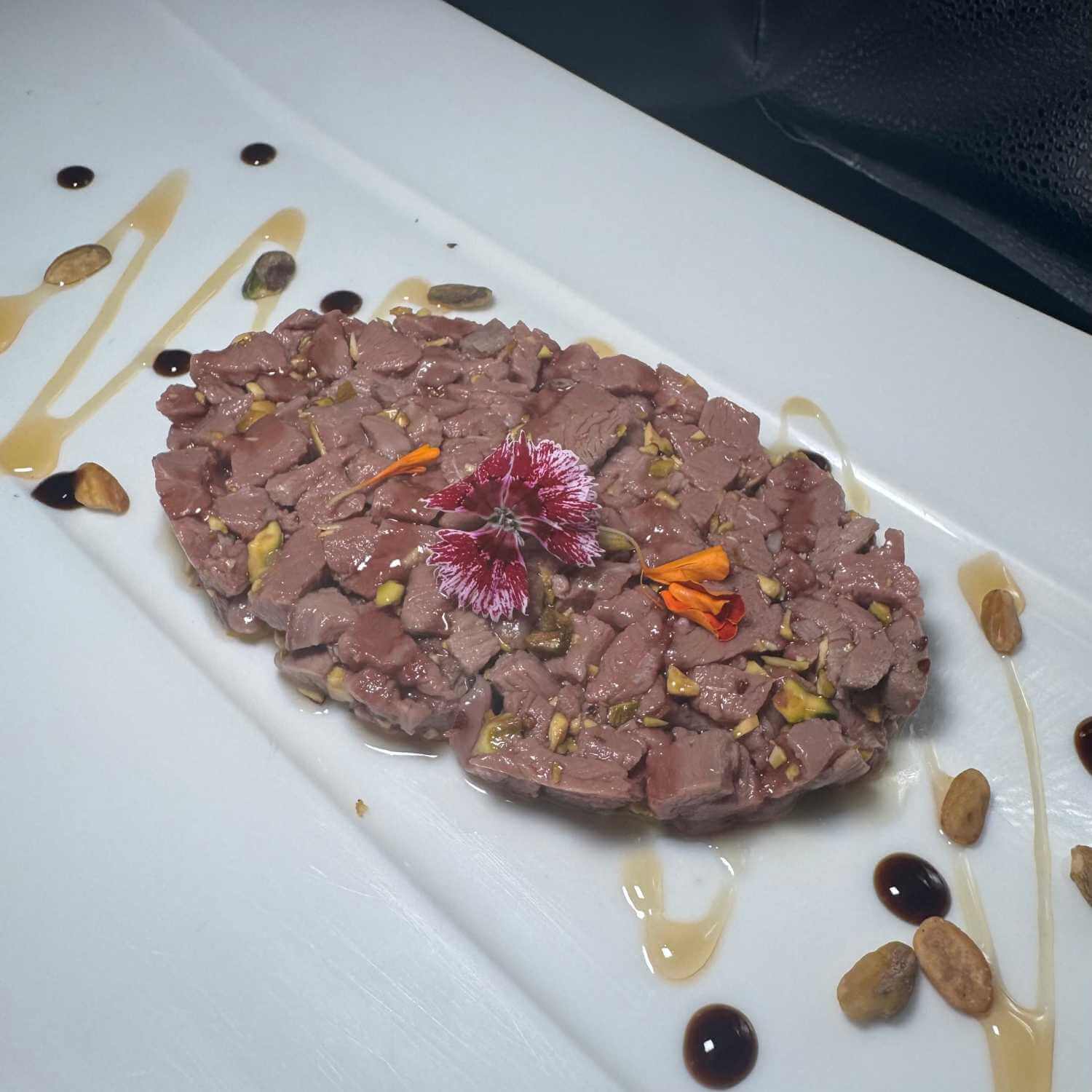 Duck Tartare with honey and pistachio with chips - Huit et Demi Food Delivery | Gourmet Italian & French Cuisine in Monaco