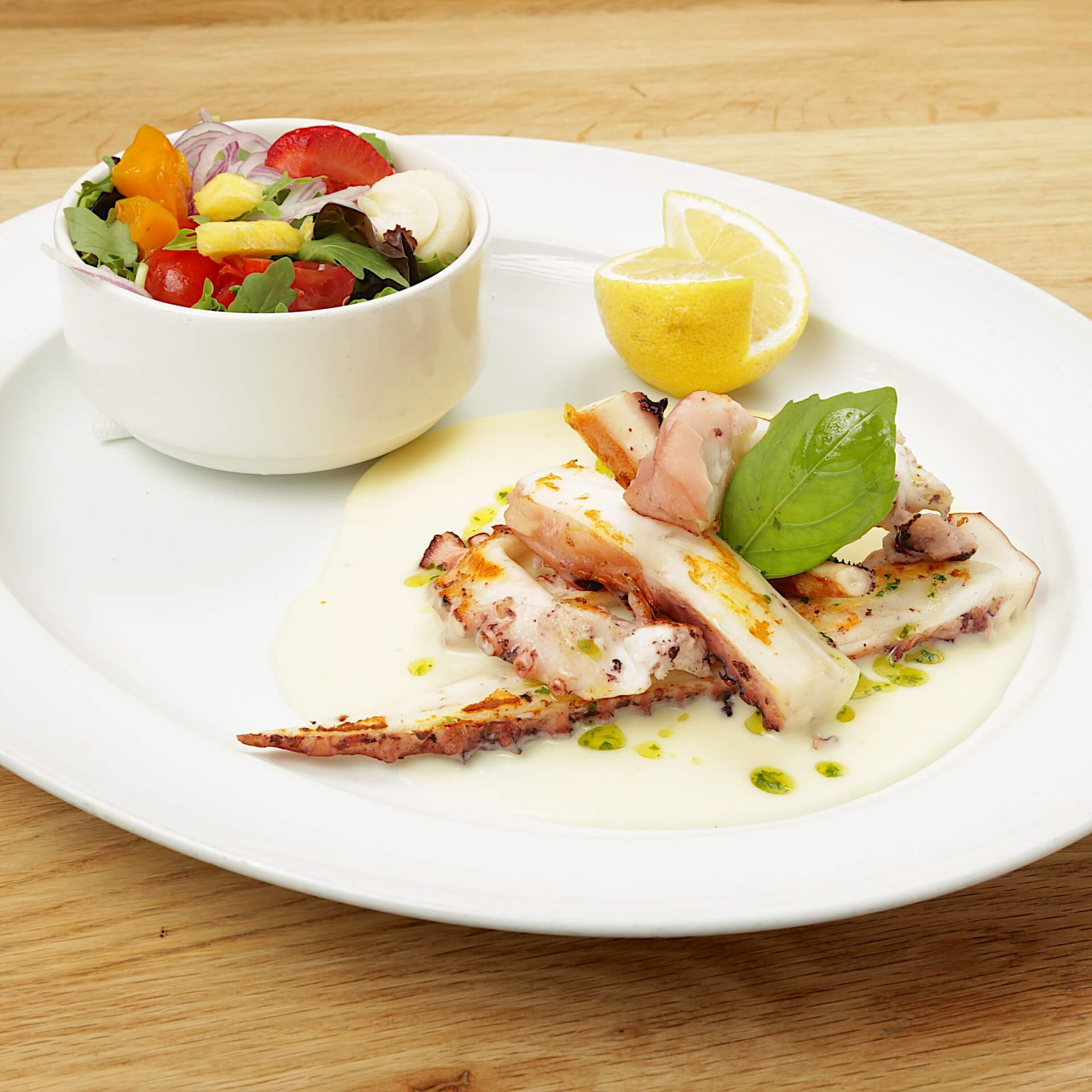 Duo de tentacules de poulpe et calamars grillées - Bella Vita | Livraison Cuisine Italienne & Française à Monaco, Cap-d'Ail & Beausoleil