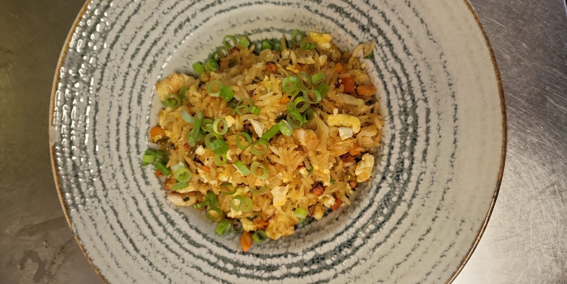 Fried rice with chicken and vegetables