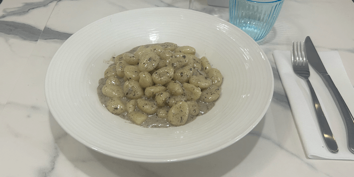 Gnocchi gorgonzola et black truffle cream