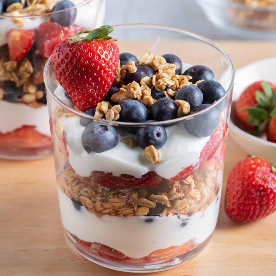 Granola with yogurt and berries - Bubble Bar