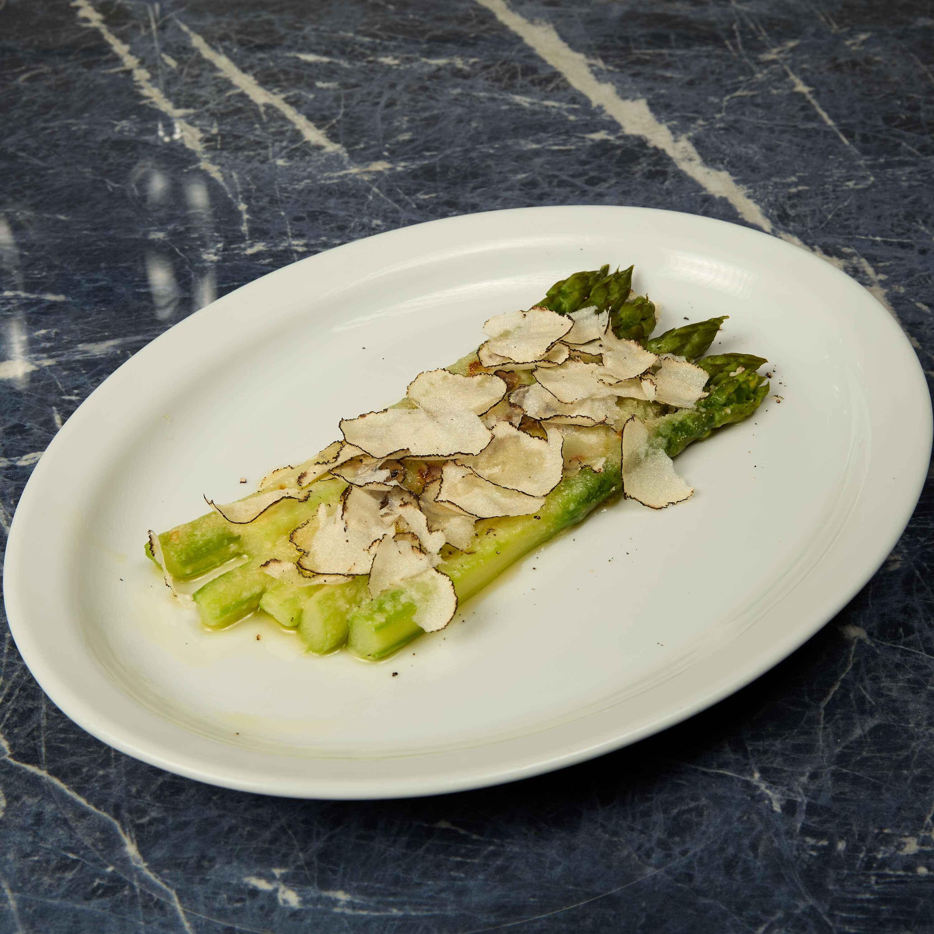 Asperges gratinées au Parmesan & truffe - Avenue 31 | Livraison Cuisine Méditerranéenne à Monaco