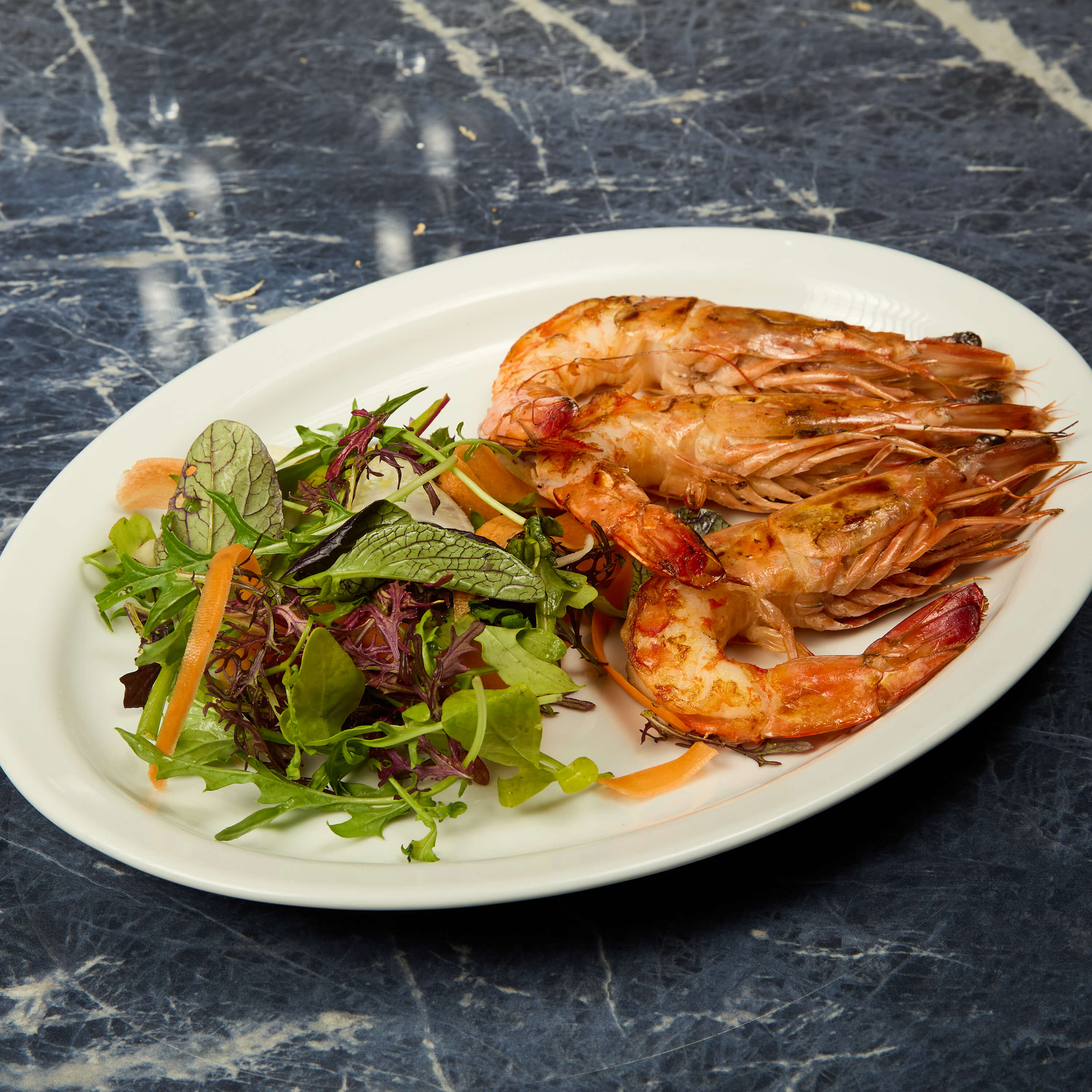 Gambas Grillées & Petite salade de saison - Avenue 31 | Livraison Cuisine Méditerranéenne à Monaco