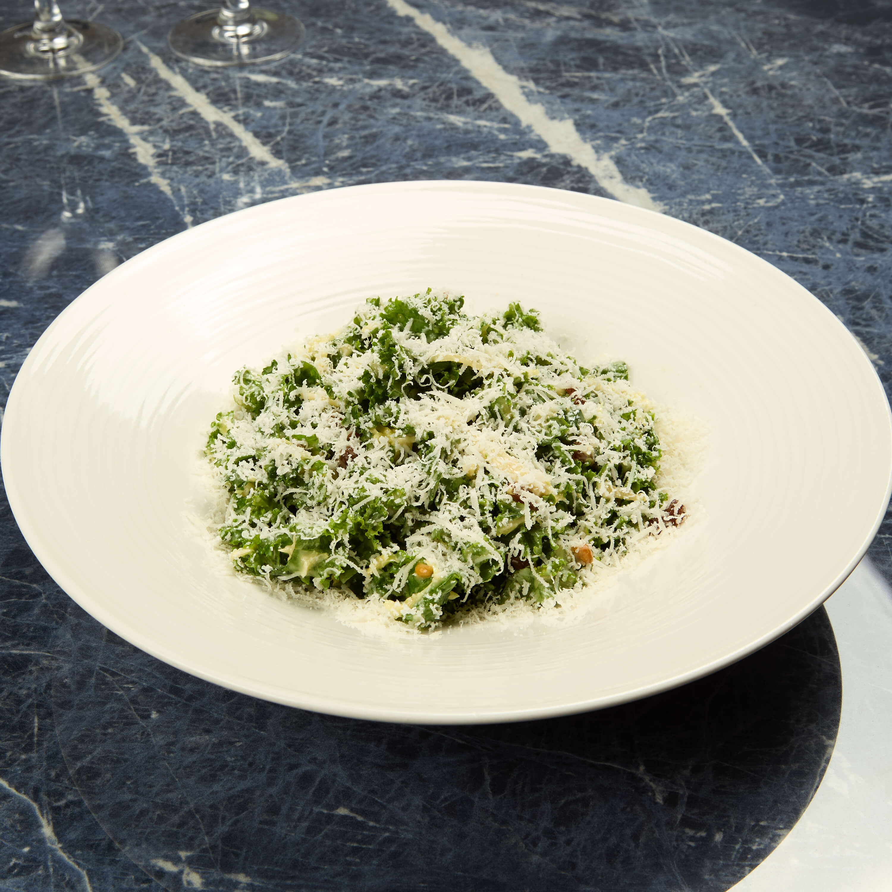Kale salad, pine nuts, grape, parmesan - Avenue 31 | Livraison Cuisine Méditerranéenne à Monaco