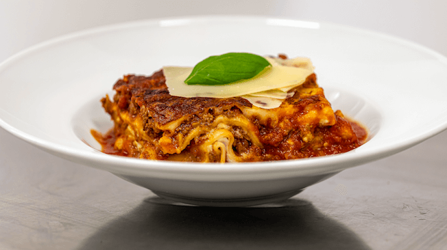 Lasagne à la bolognaise & salade verte - Amore Mio | Livraison Sandwichs & Salades à Monaco, Cap-d'Ail & Beausoleil