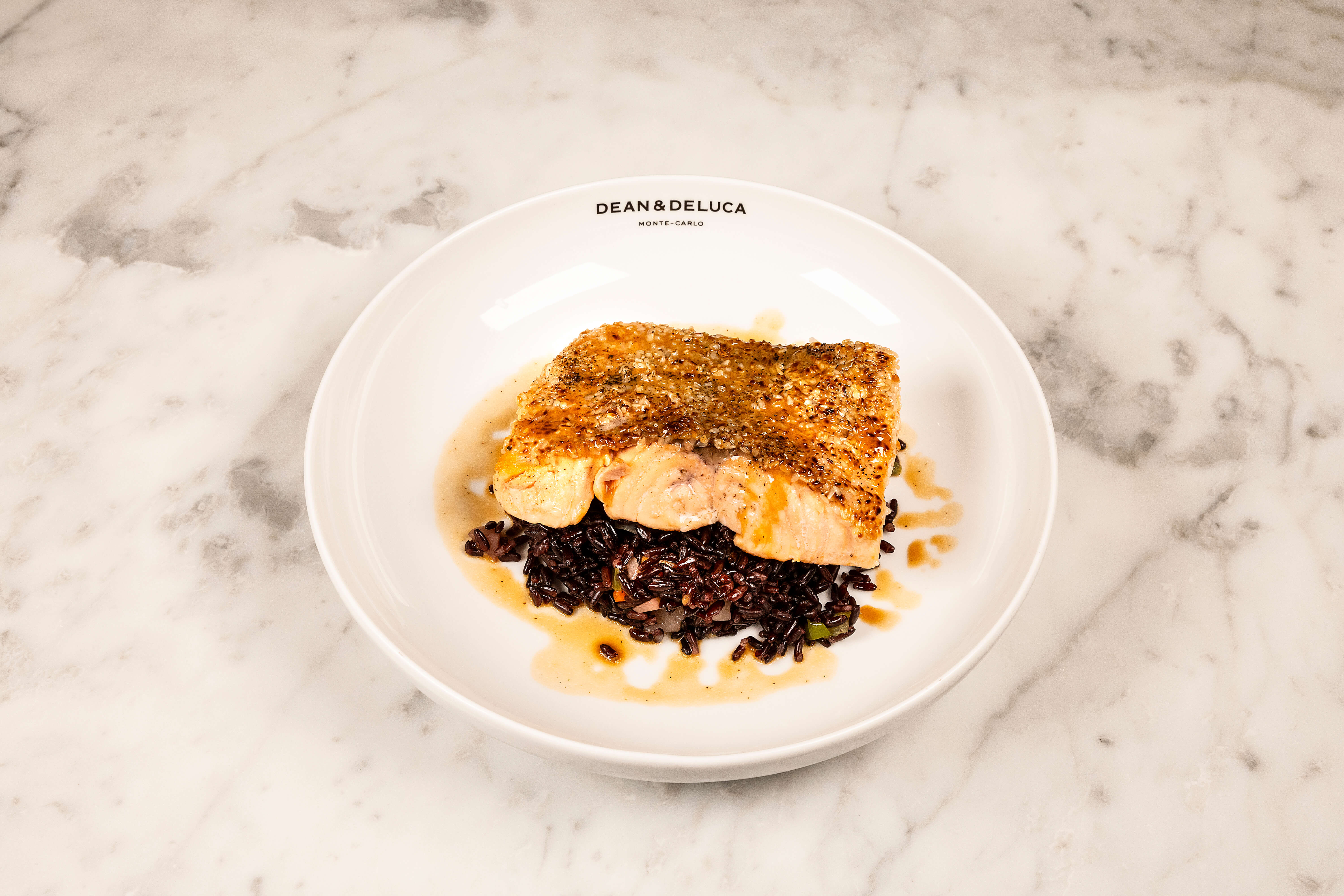Lemon myrtle-infused salmon bites with black rice and vegetables - Dean & Deluca Monte-Carlo | Delivery in Monaco
