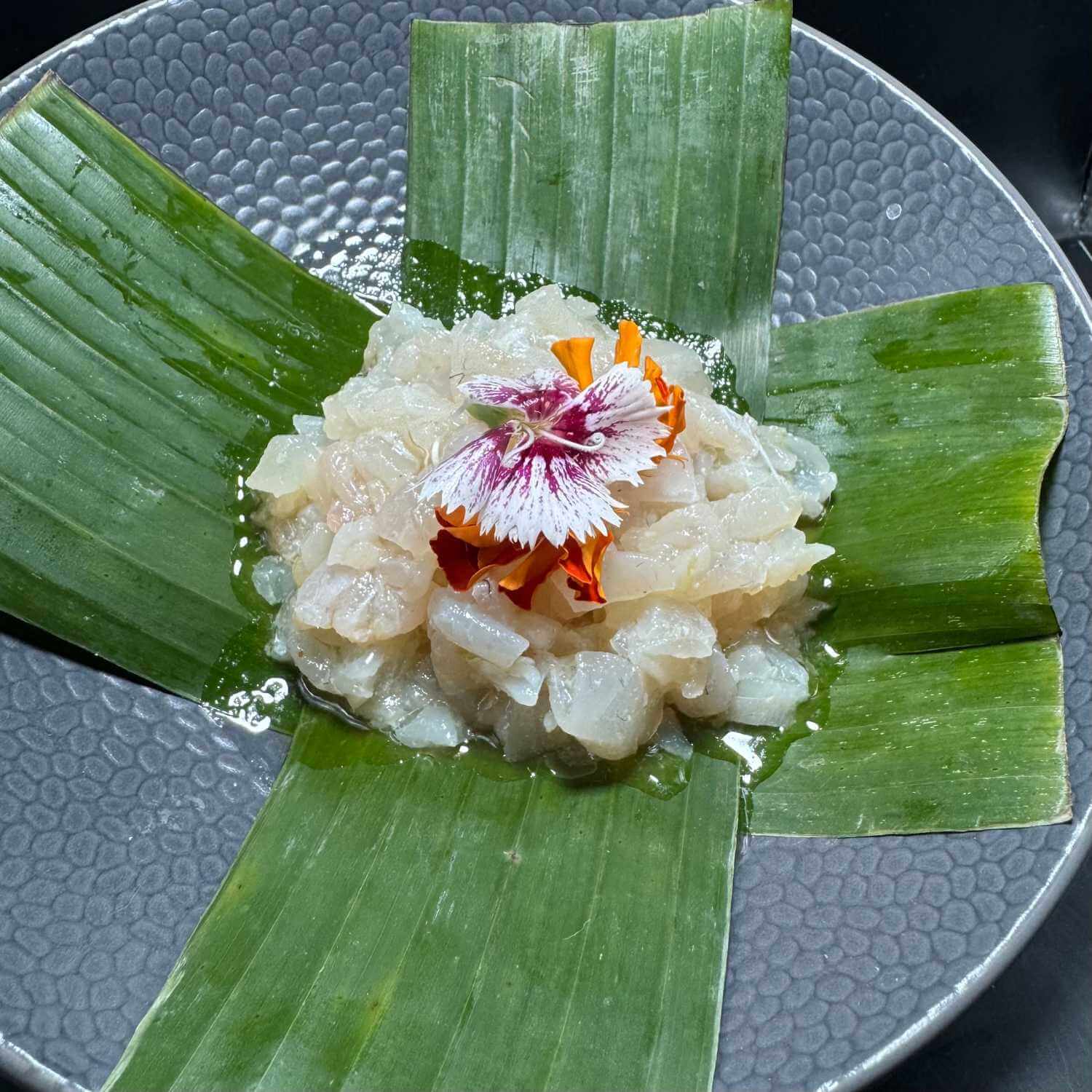Lime sea bream tartare with salad - Huit et Demi Food Delivery | Gourmet Italian & French Cuisine in Monaco