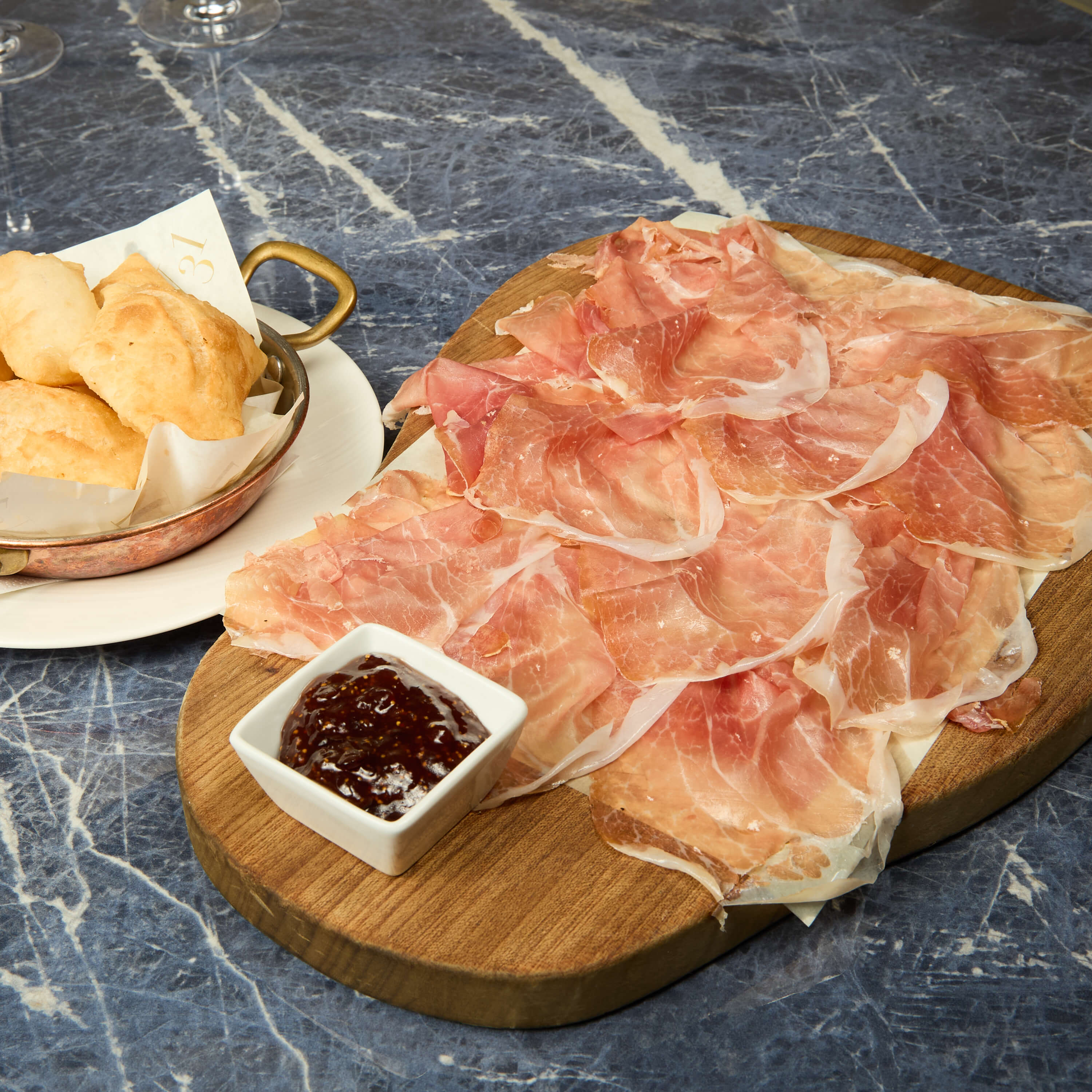 Jambon de Parme - Avenue 31 | Livraison Cuisine Méditerranéenne à Monaco
