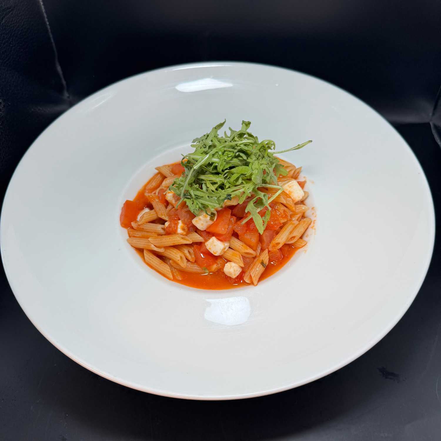 Pennettes with rocket, tomato and mozzarella - Huit et Demi Food Delivery | Gourmet Italian & French Cuisine in Monaco
