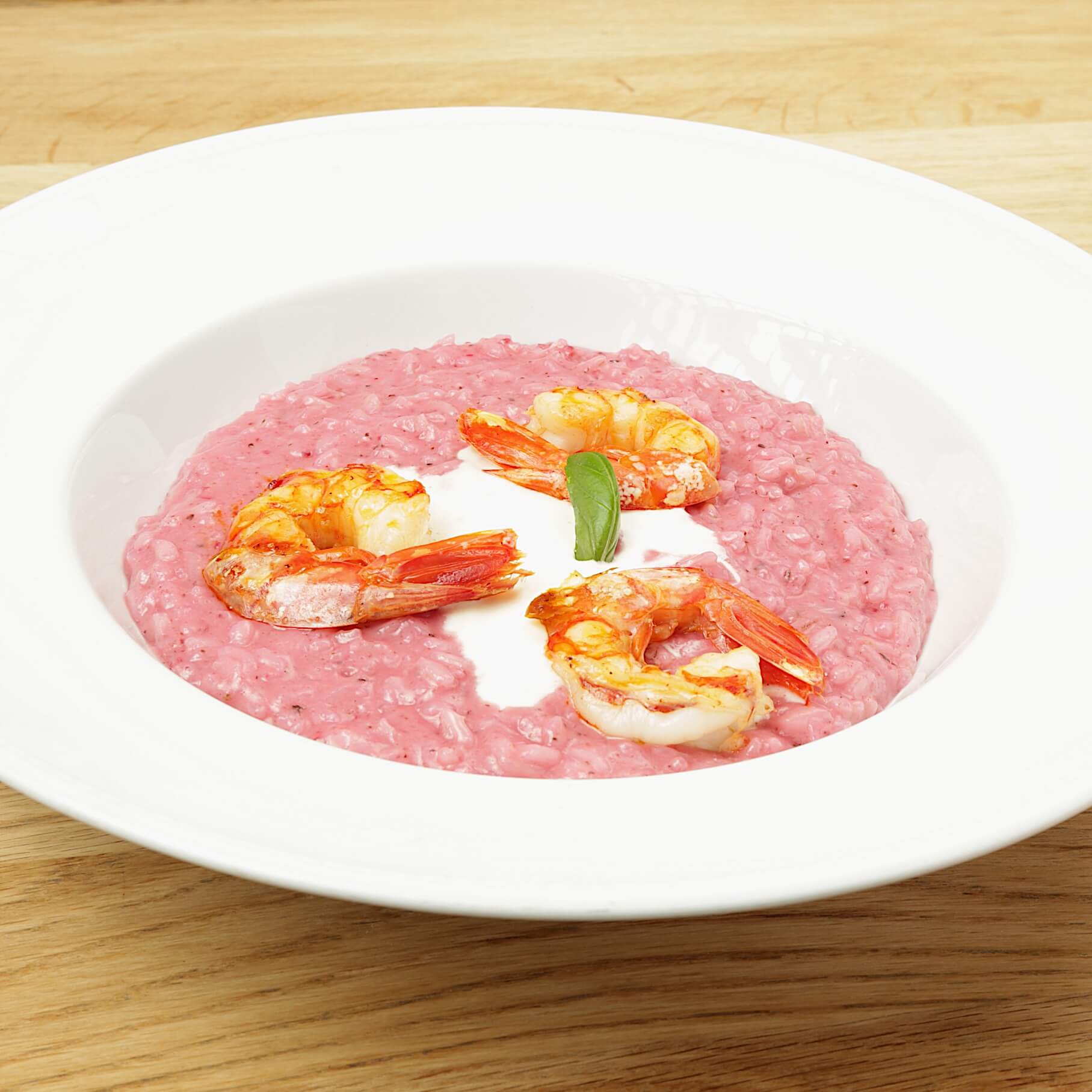 Risotto betterave, thym, queues de gambas rôties, crème acidulée - Bella Vita | Livraison Cuisine Italienne & Française à Monaco, Cap-d'Ail & Beausoleil