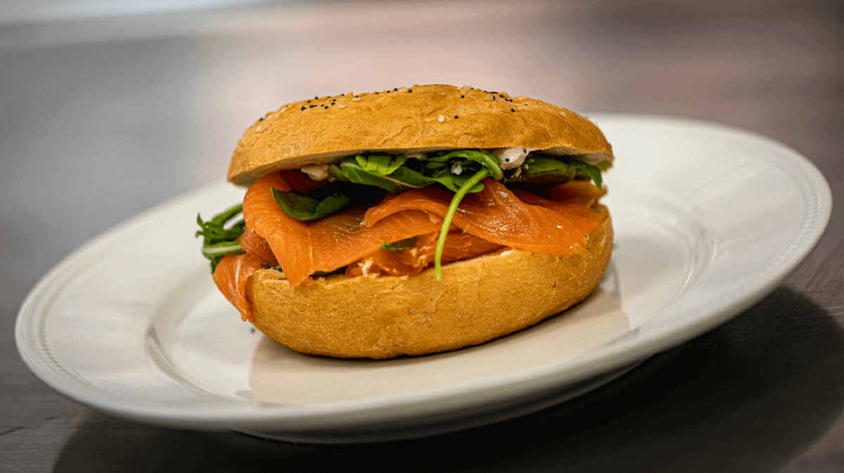 Bagel Saumon - Amore Mio | Livraison Sandwichs & Salades à Monaco, Cap-d'Ail & Beausoleil