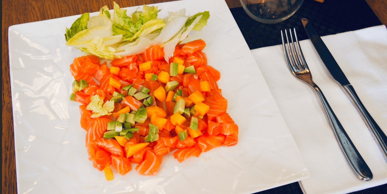 Salmon Tartar mango and raw vegetables