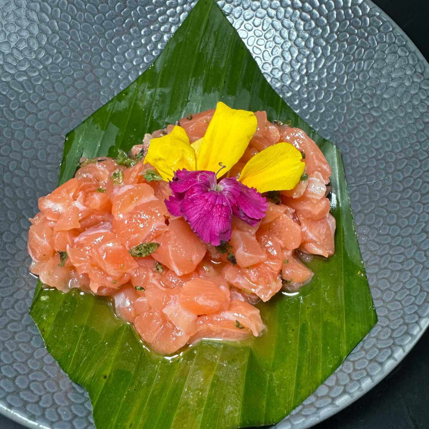 Salmon tartar with marjoram and salad - Huit et Demi Food Delivery | Gourmet Italian & French Cuisine in Monaco