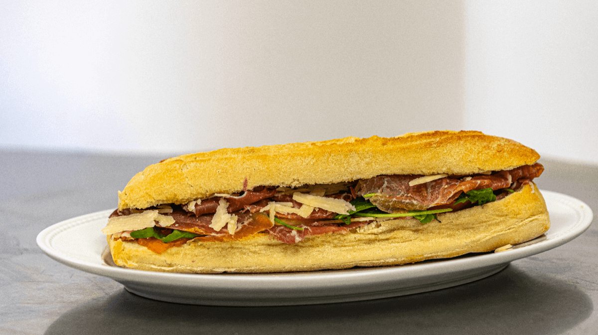Sandwich - Jambon cru, tomates, roquette, parmesan - Amore Mio | Livraison Sandwichs & Salades à Monaco, Cap-d'Ail & Beausoleil