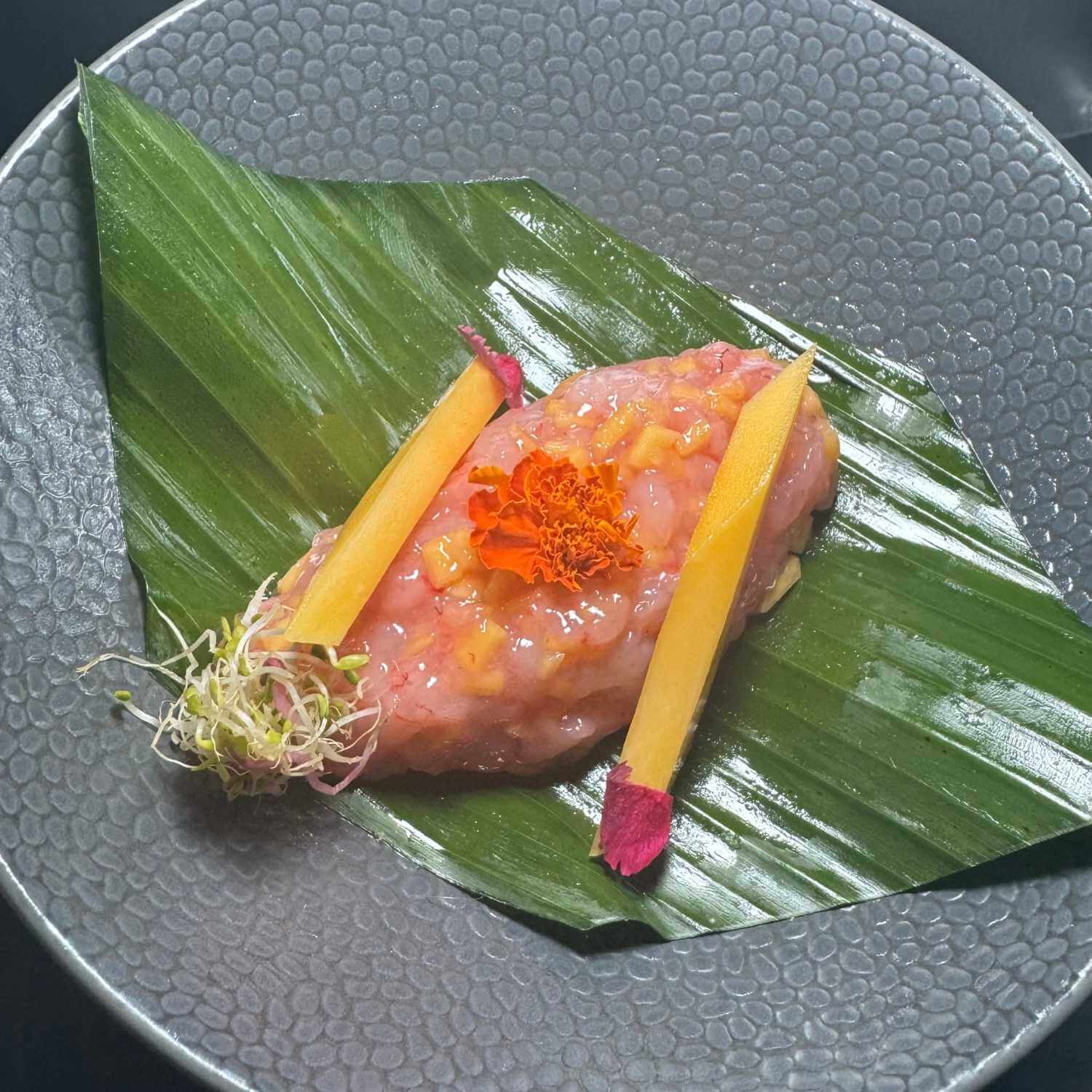 Sicilian prawn tartare with mango and salad - Huit et Demi Food Delivery | Gourmet Italian & French Cuisine in Monaco