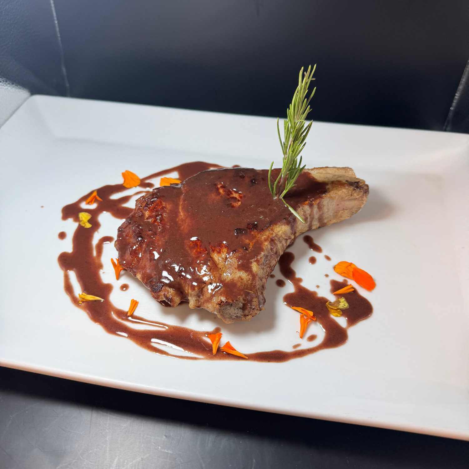 Snack veal cutlet, wine merchant sauce with chips - Huit et Demi Food Delivery | Gourmet Italian & French Cuisine in Monaco