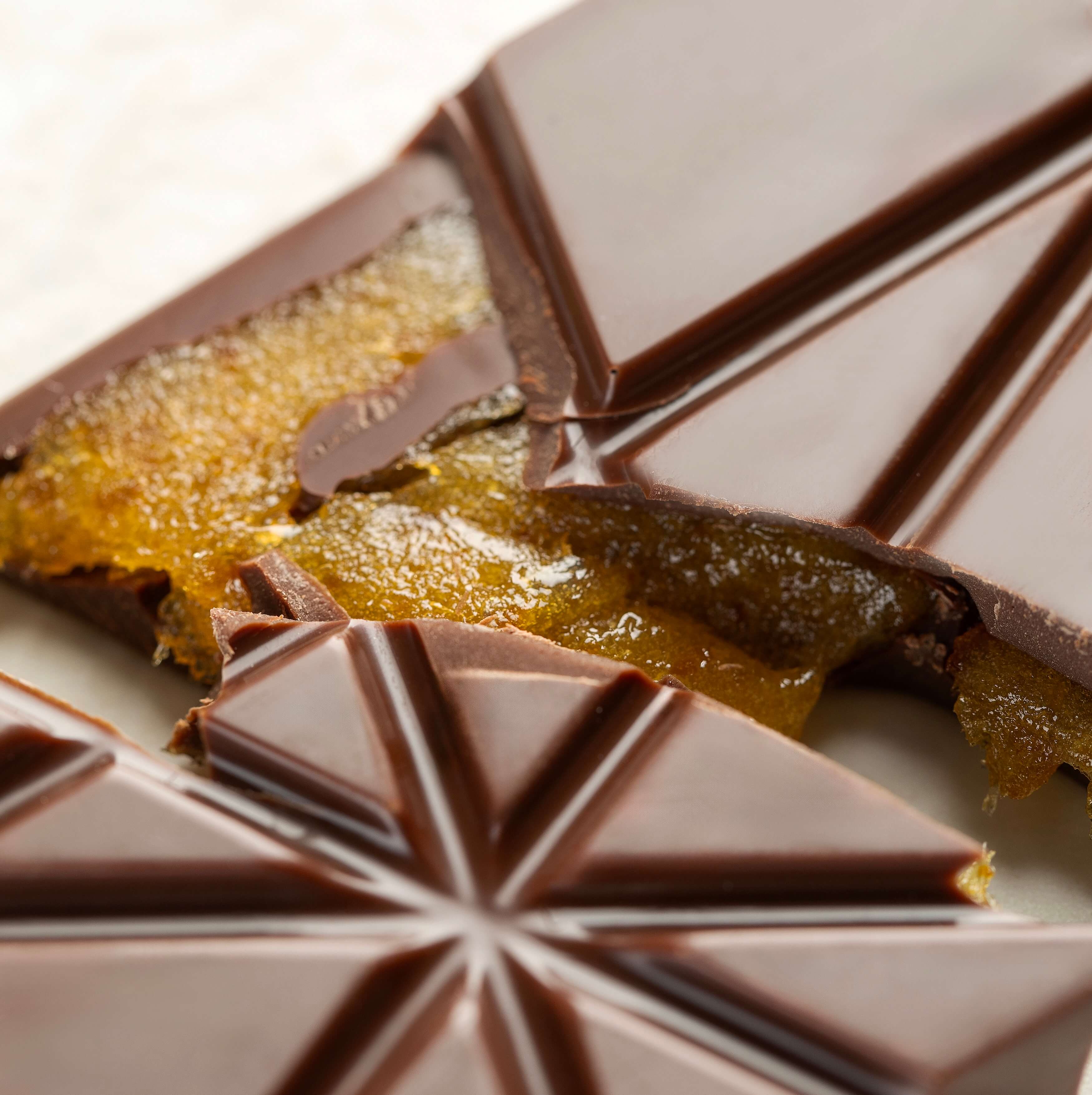 Tablette Noir Écorces D’Oranges - Anour Chocolat Delivery Monaco | Mr Room Service