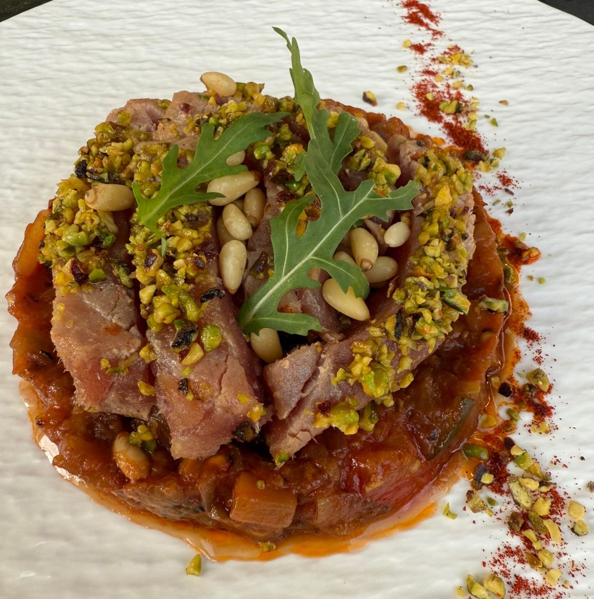 Tuna steak with pistachios and caponata - L'Ardoise