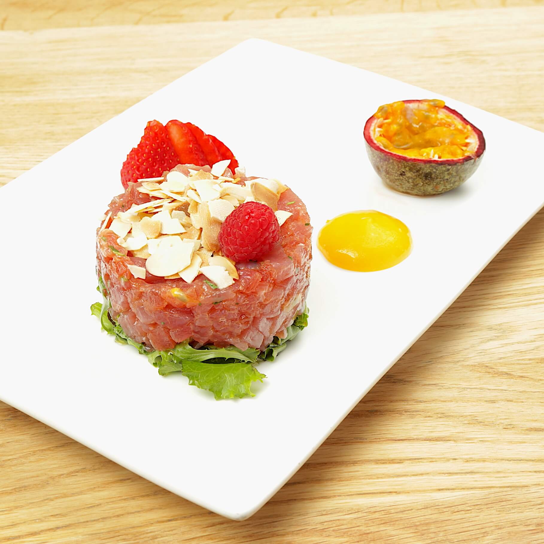 Tartare de thon, Fruit de la passion, amandes grillées, crème de mangue - Bella Vita | Livraison Cuisine Italienne & Française à Monaco, Cap-d'Ail & Beausoleil