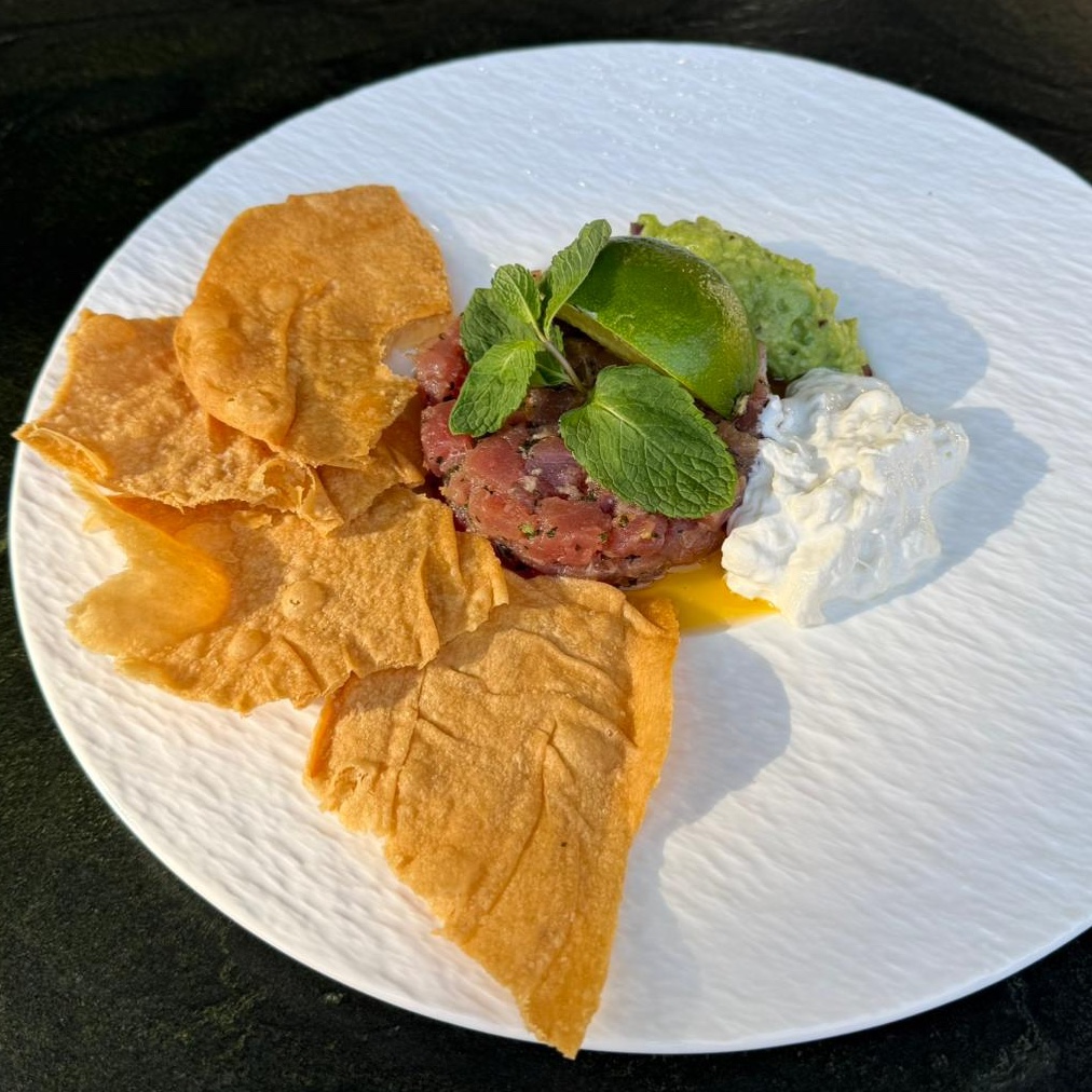 Tuna tartare with stracciatella, mint and avocado - L'Ardoise